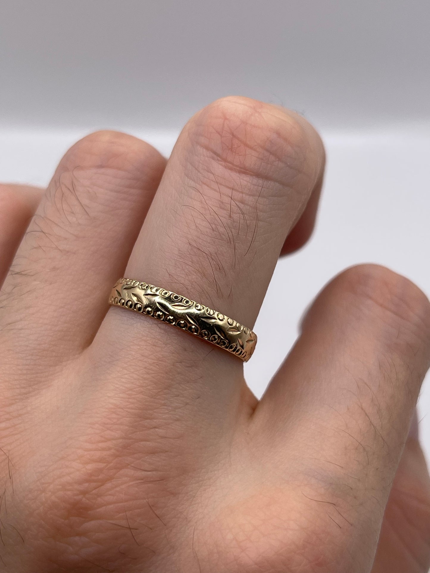 9ct gold patterned band