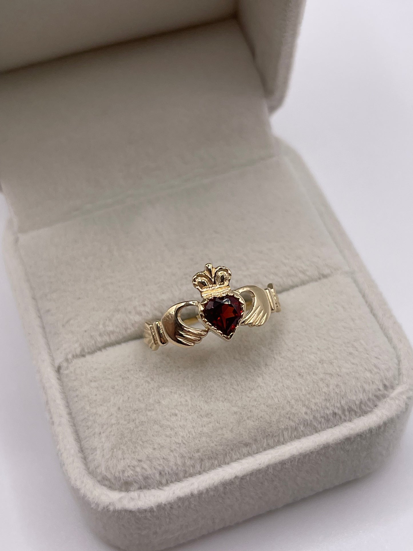 9ct gold garnet claddagh ring