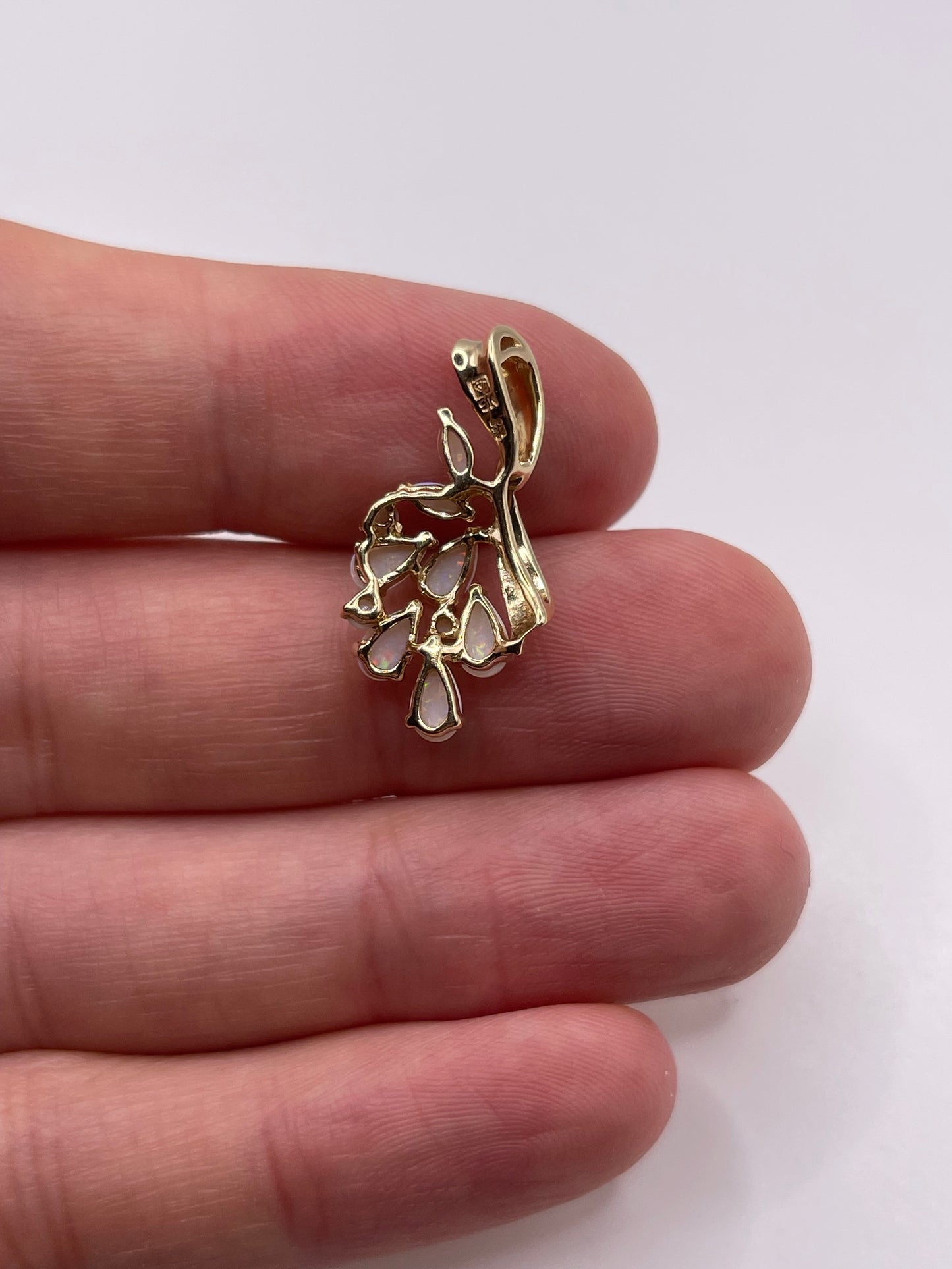 9ct gold opal pendant