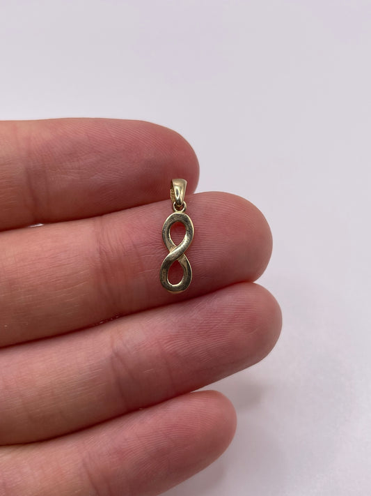 9ct gold infinity pendant