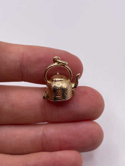 9ct gold kettle of fish charm