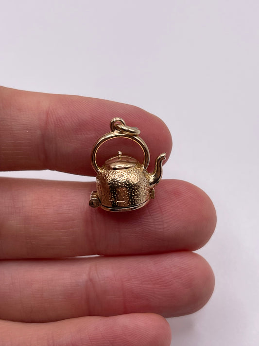 9ct gold kettle of fish charm