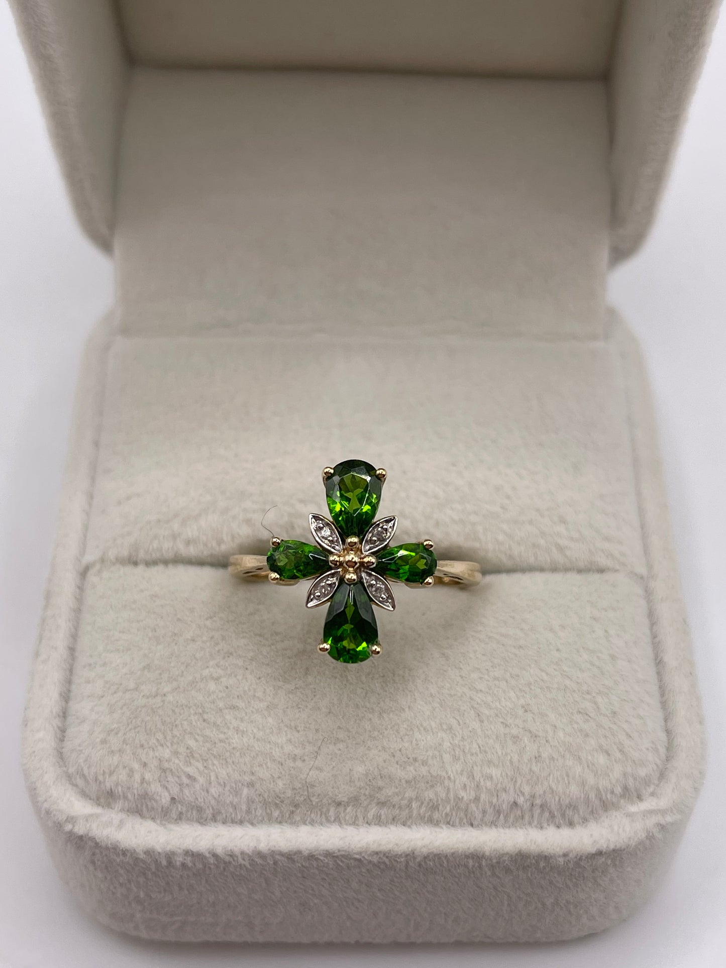 9ct gold diopside and diamond ring