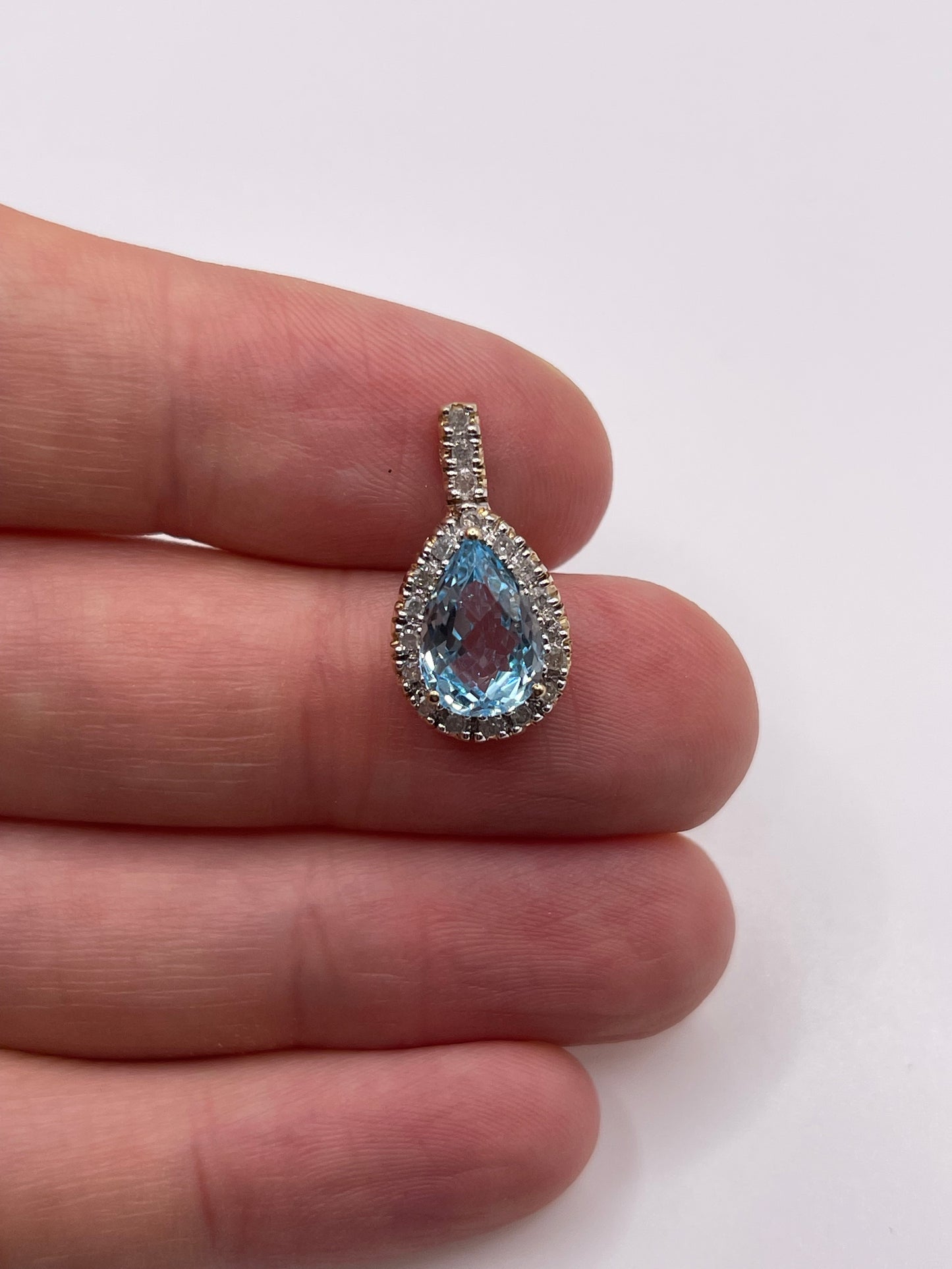 9ct gold topaz and diamond pendant