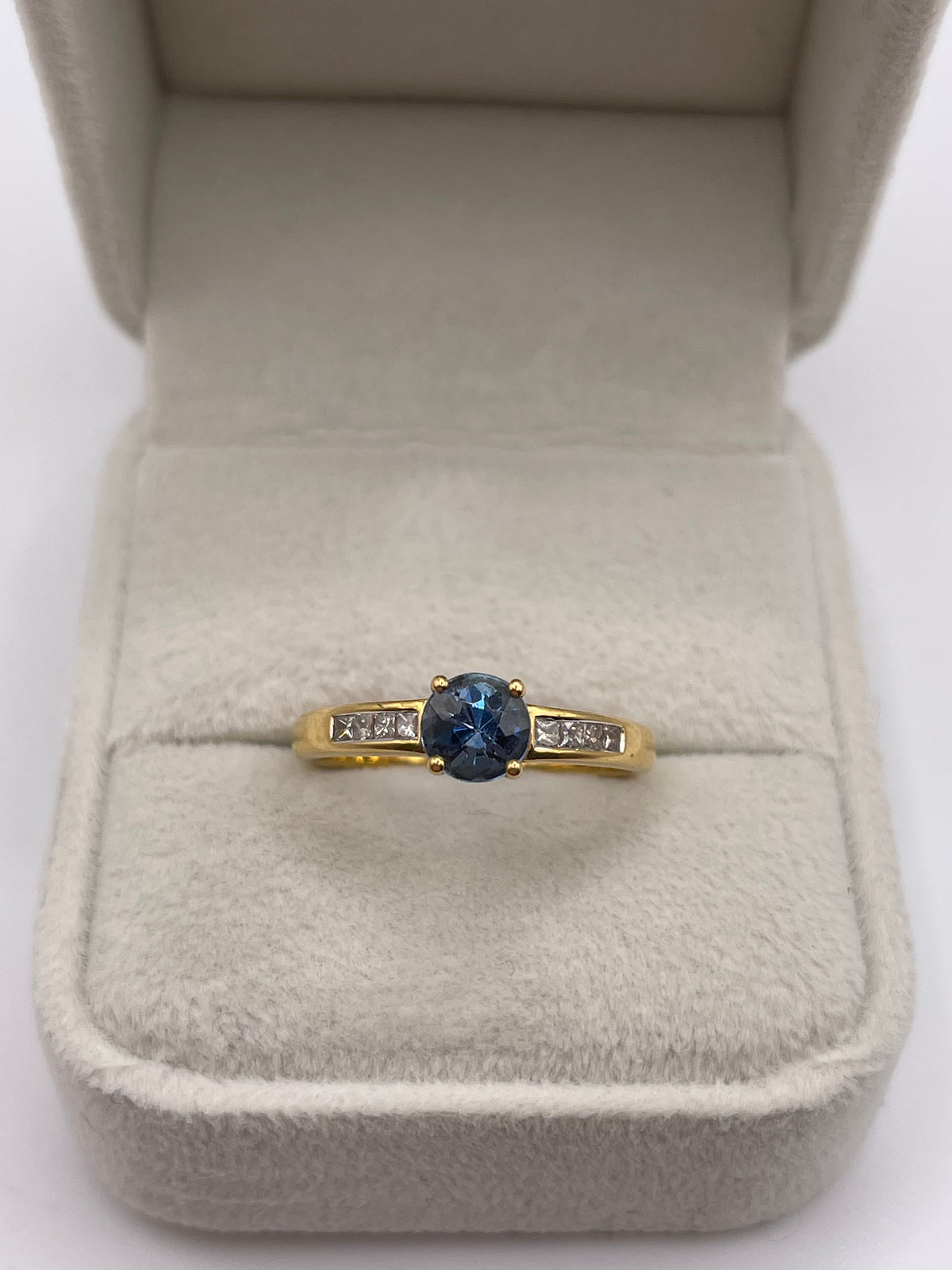 18ct gold aquamarine and diamond ring