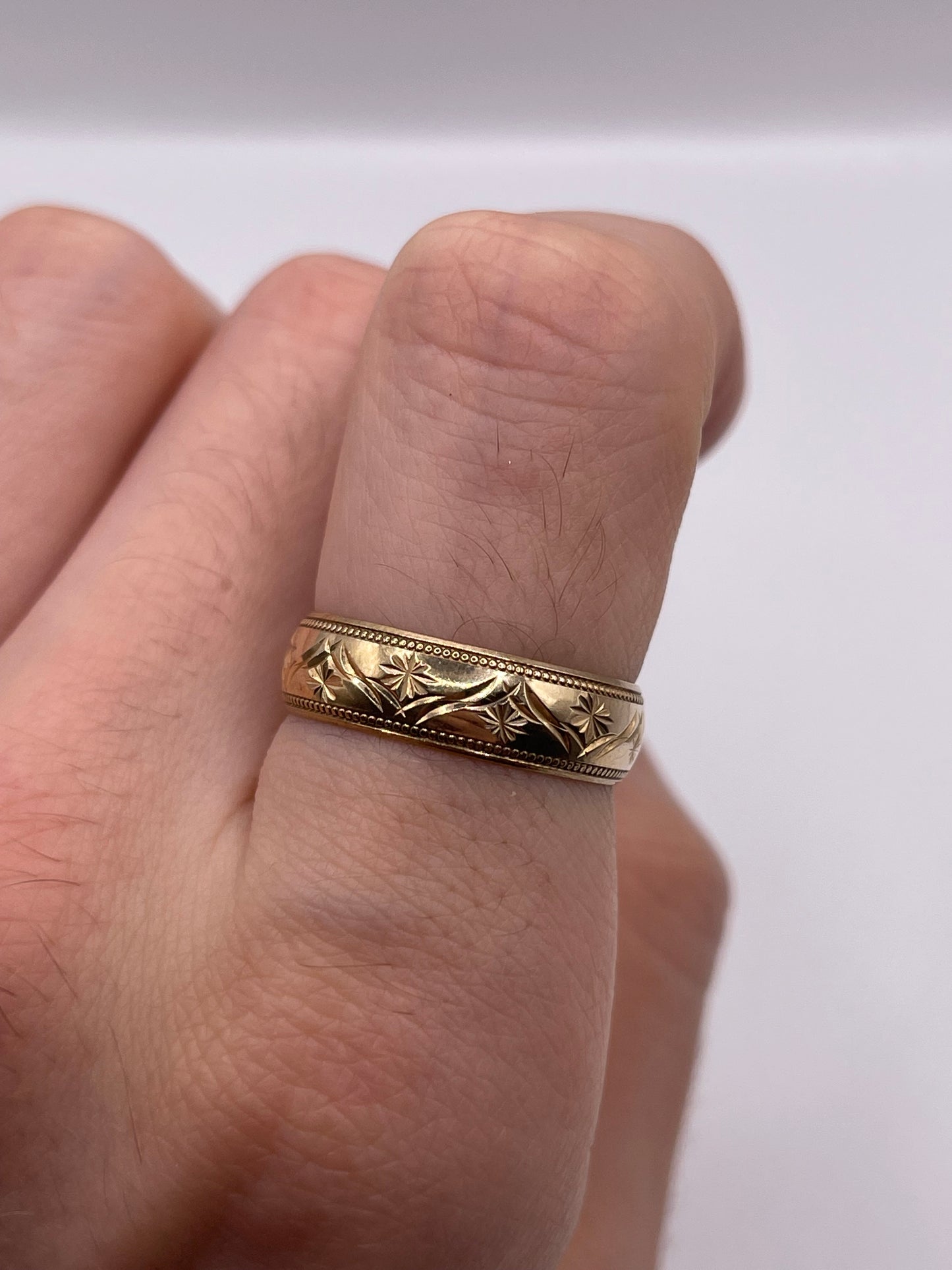 9ct gold patterned band
