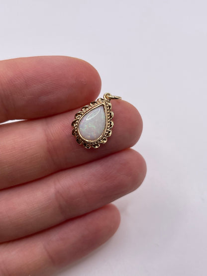 9ct gold opal pendant