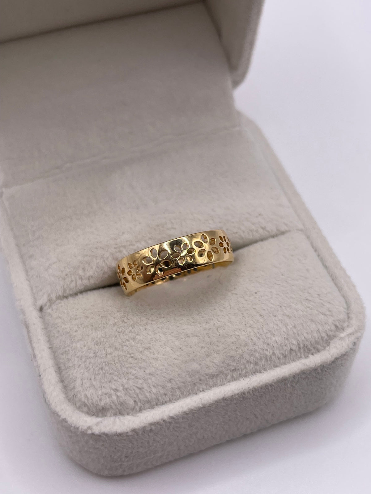 18ct gold flower ring