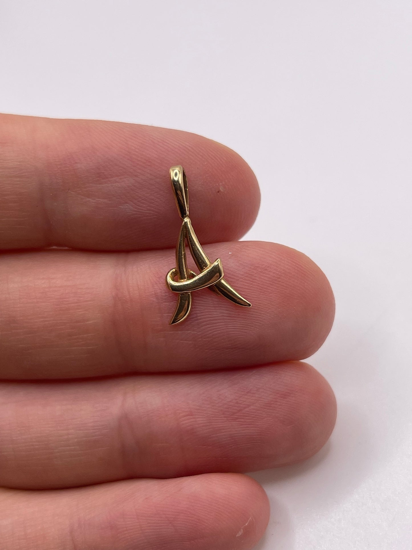 9ct gold initial A pendant