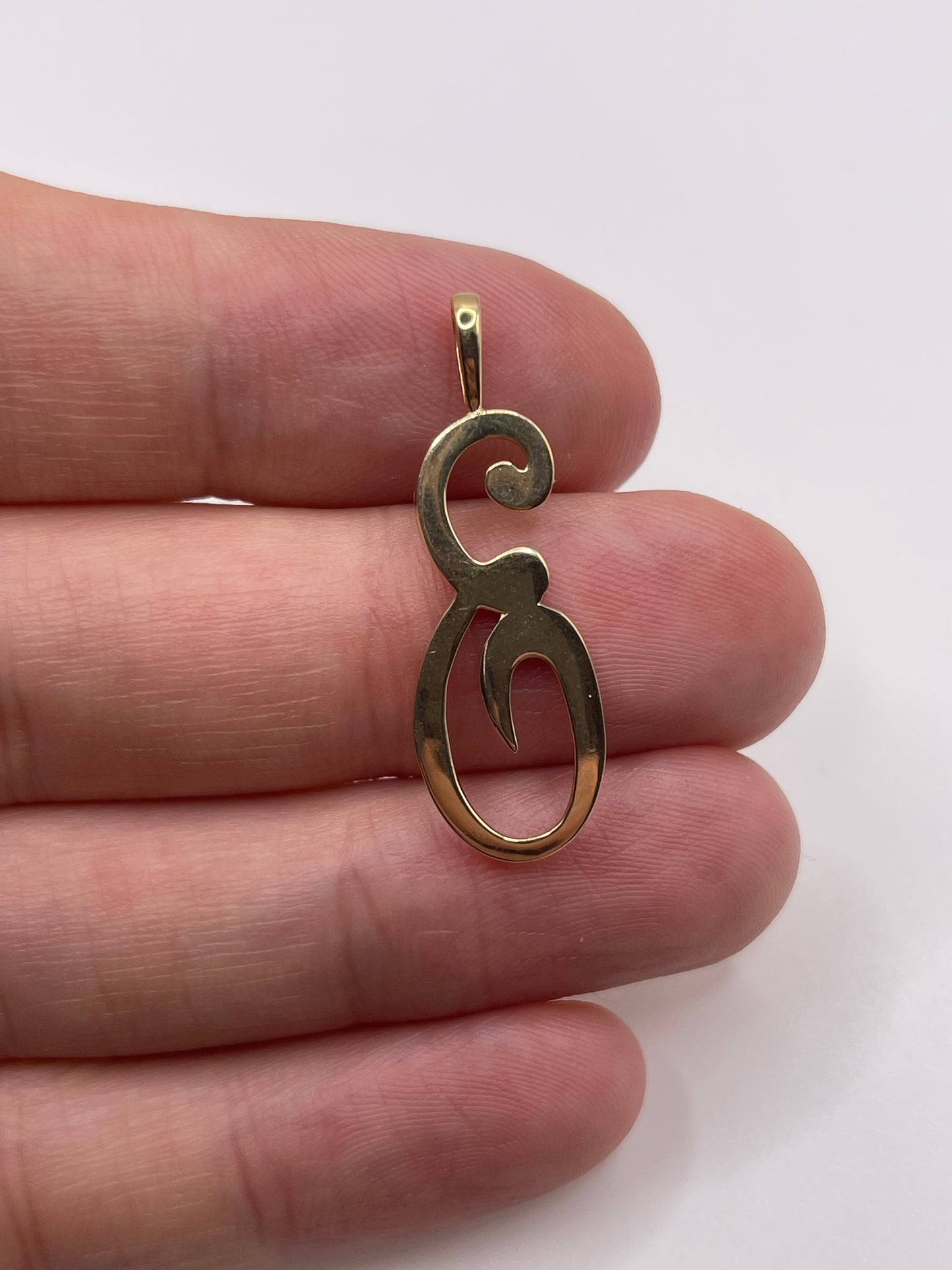 9ct gold initial E pendant