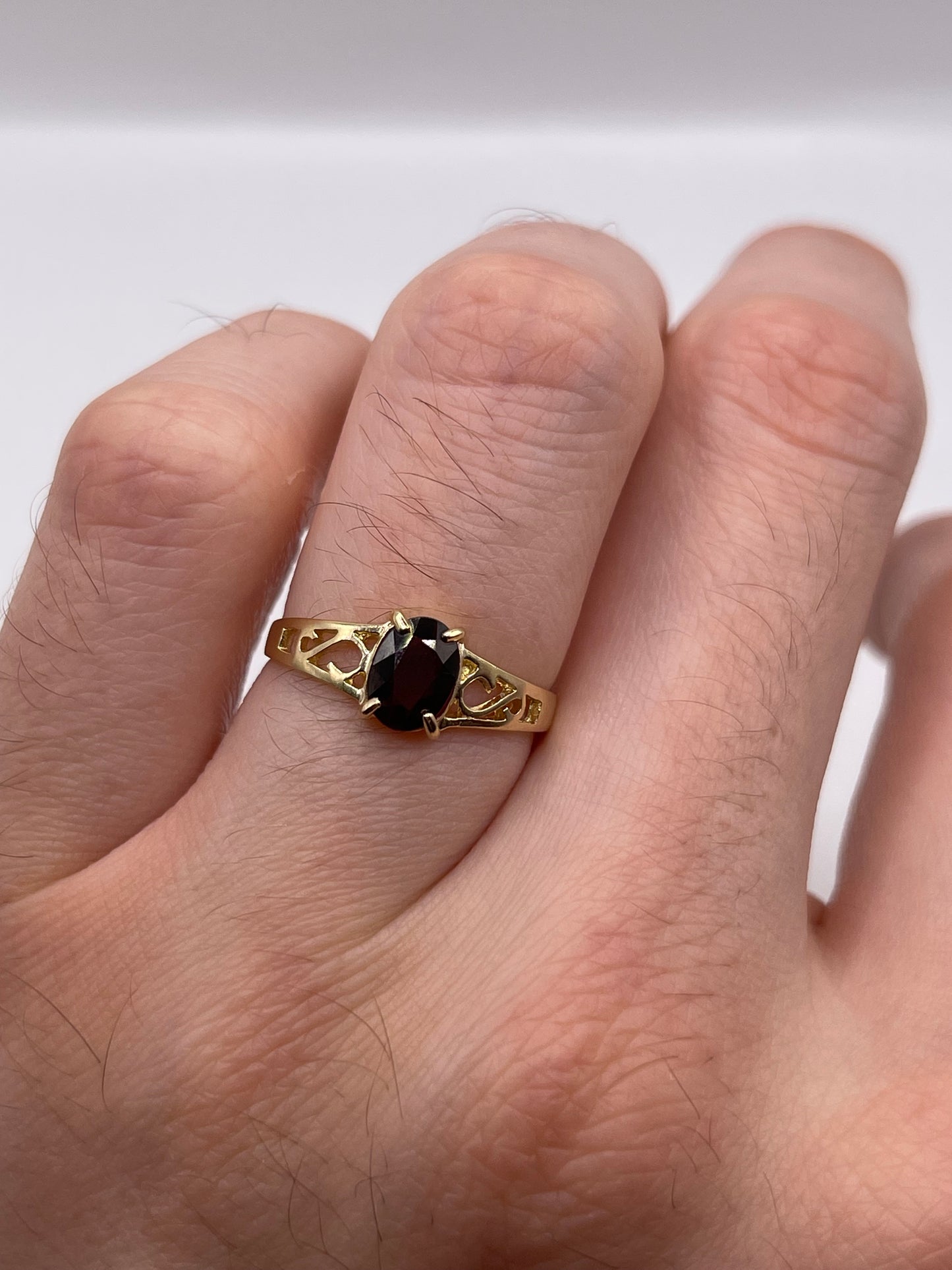 9ct gold garnet ring