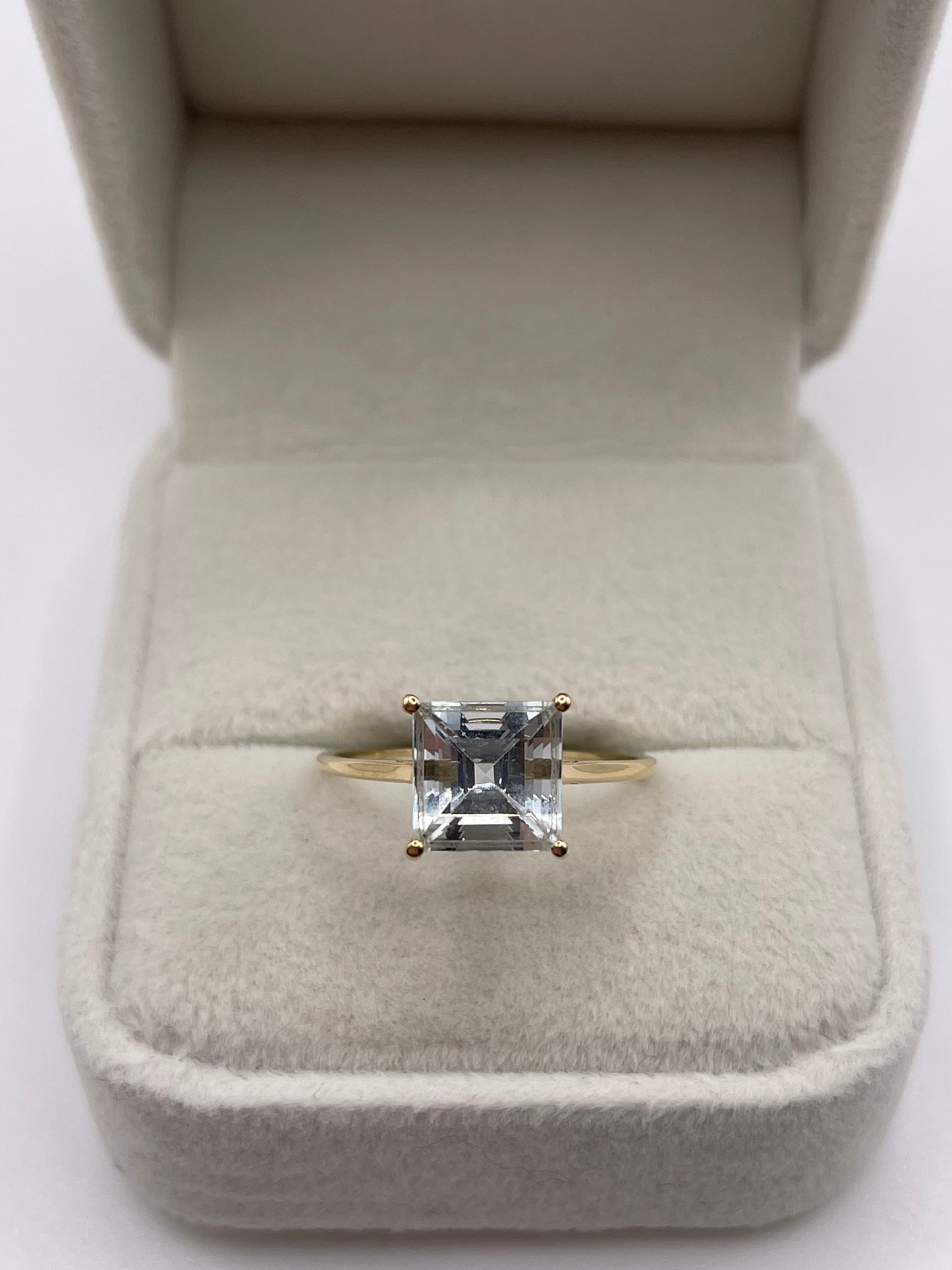 9ct gold aquamarine ring