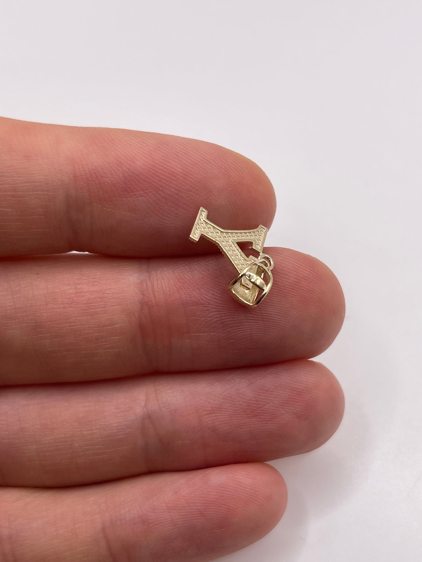 9ct gold initial Y pendant