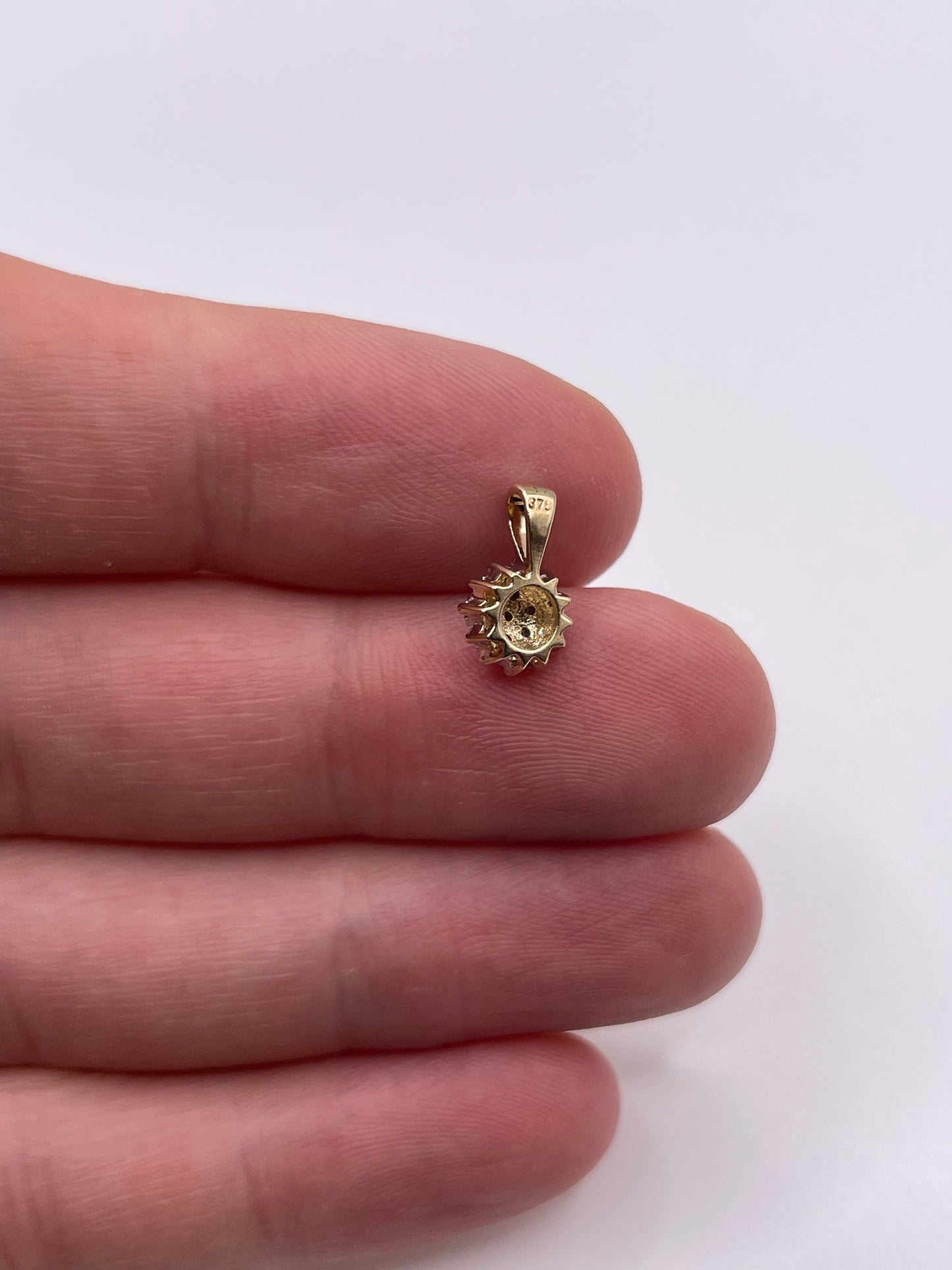 9ct gold diamond cluster pendant