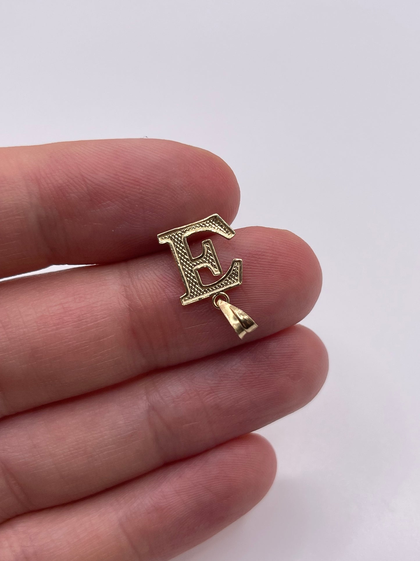 9ct gold initial E pendant