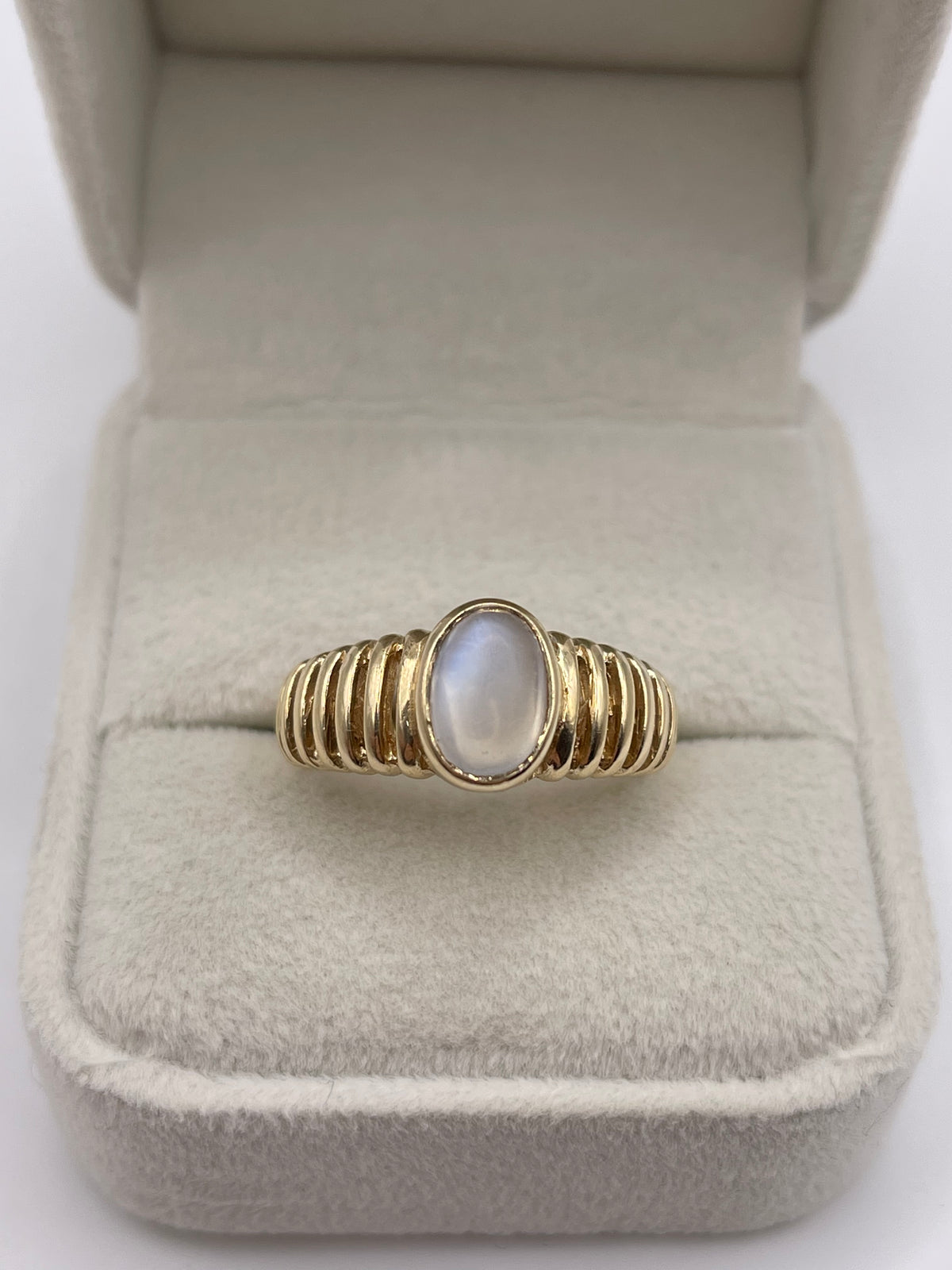 9ct gold moonstone ring