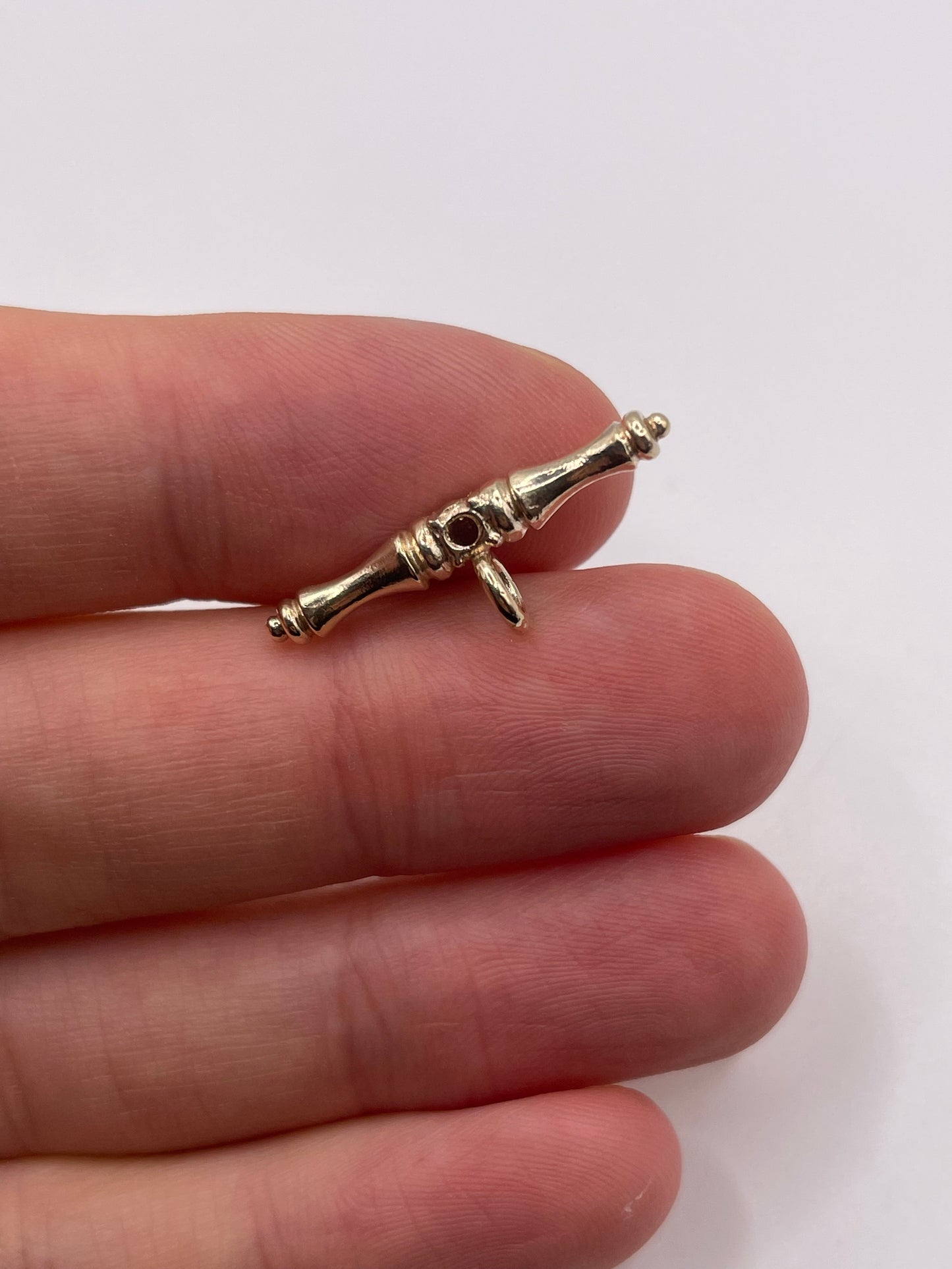 9ct gold London blue topaz t bar pendant