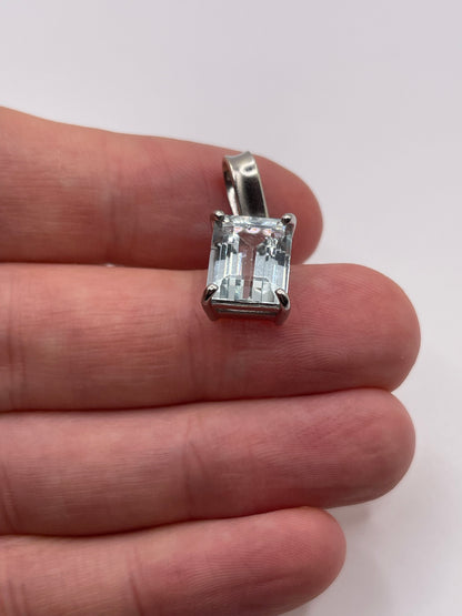 9ct white gold aquamarine pendant