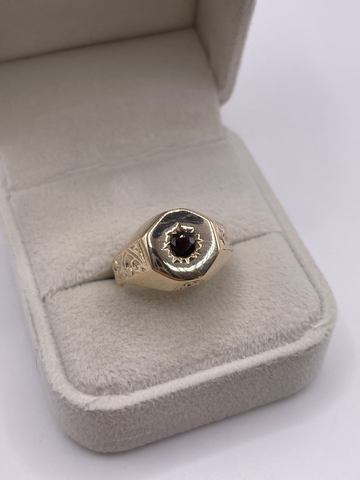 9ct gold garnet signet ring