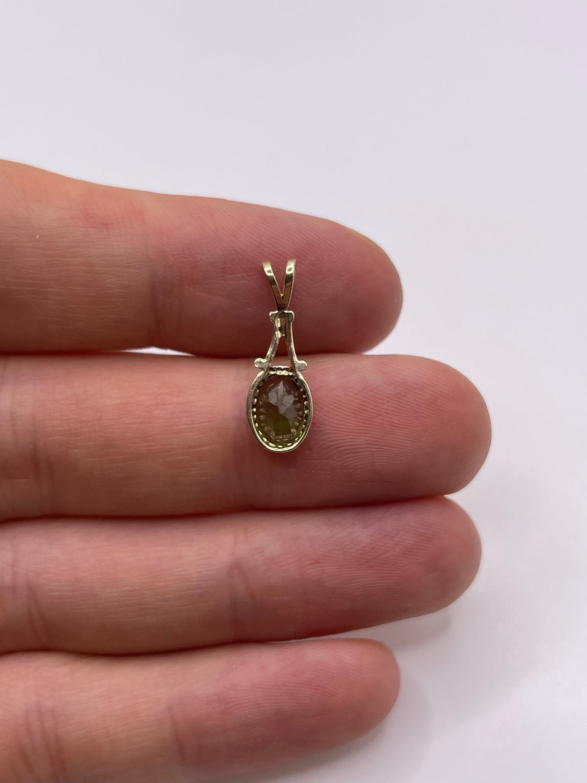 9ct gold quartz pendant