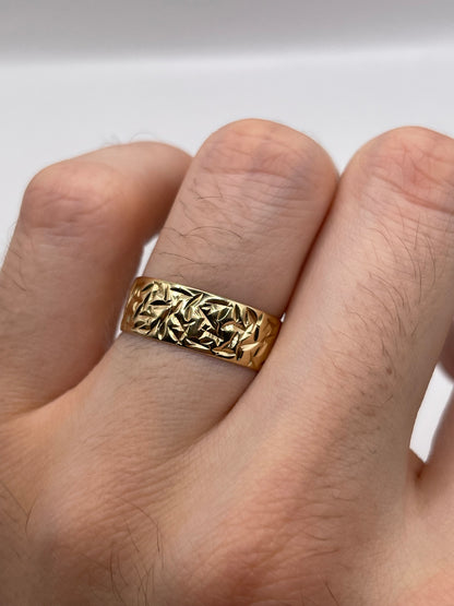 9ct gold patterned band