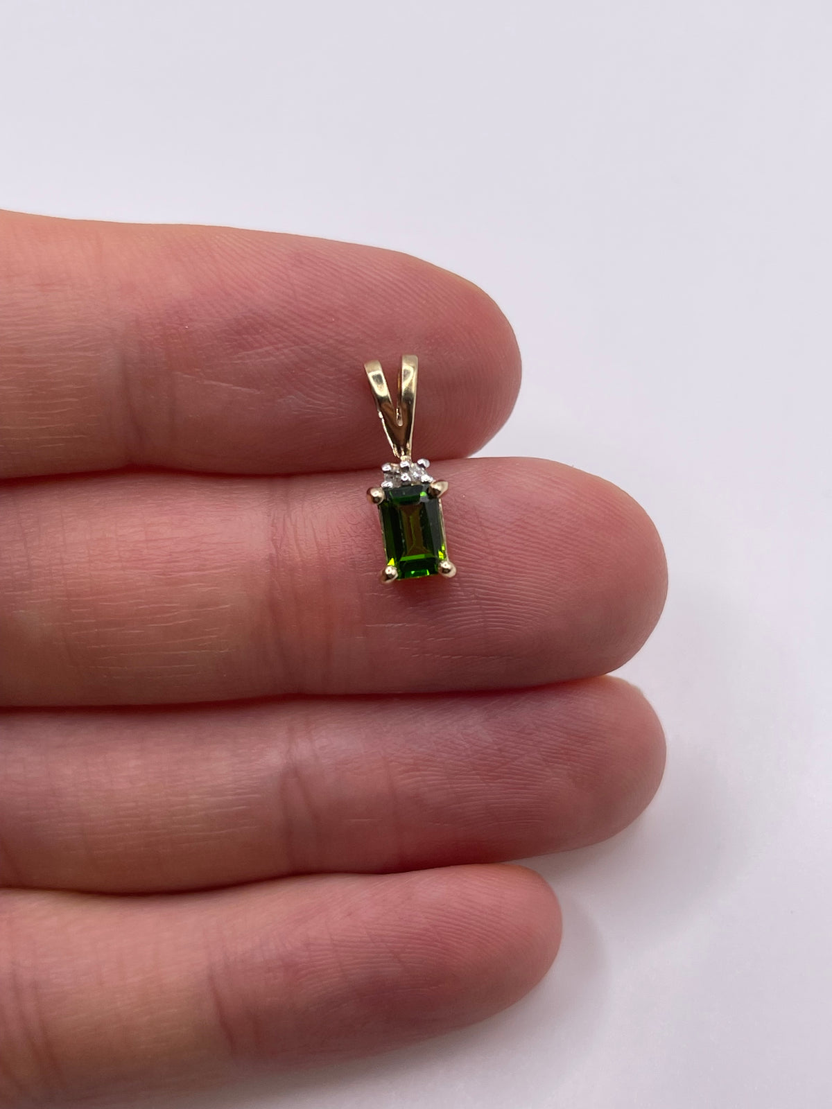 9ct gold diopside and diamond pendant