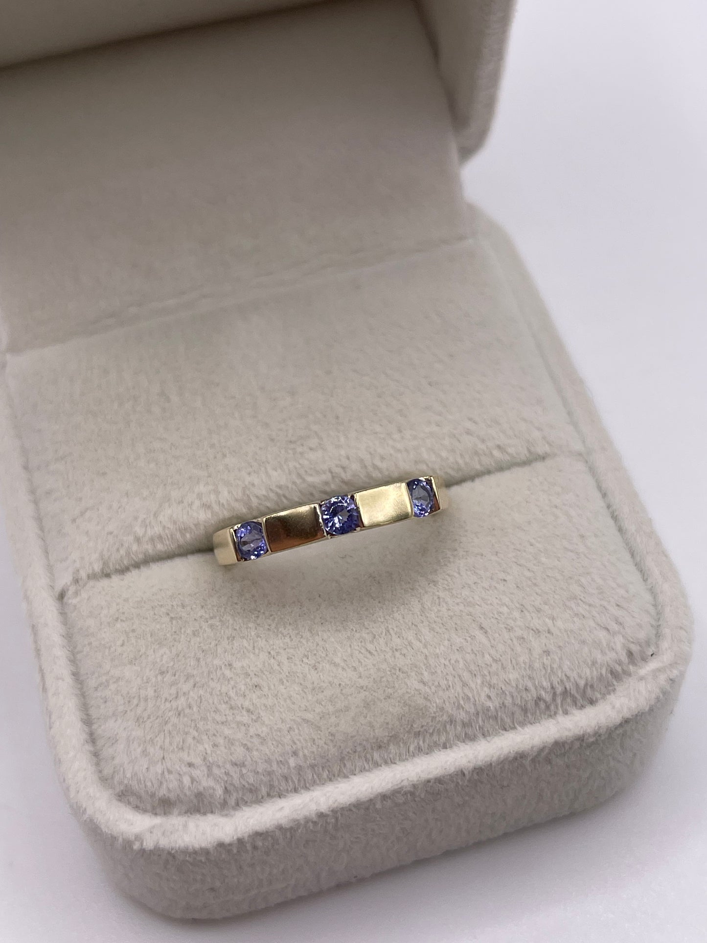 9ct gold tanzanite ring