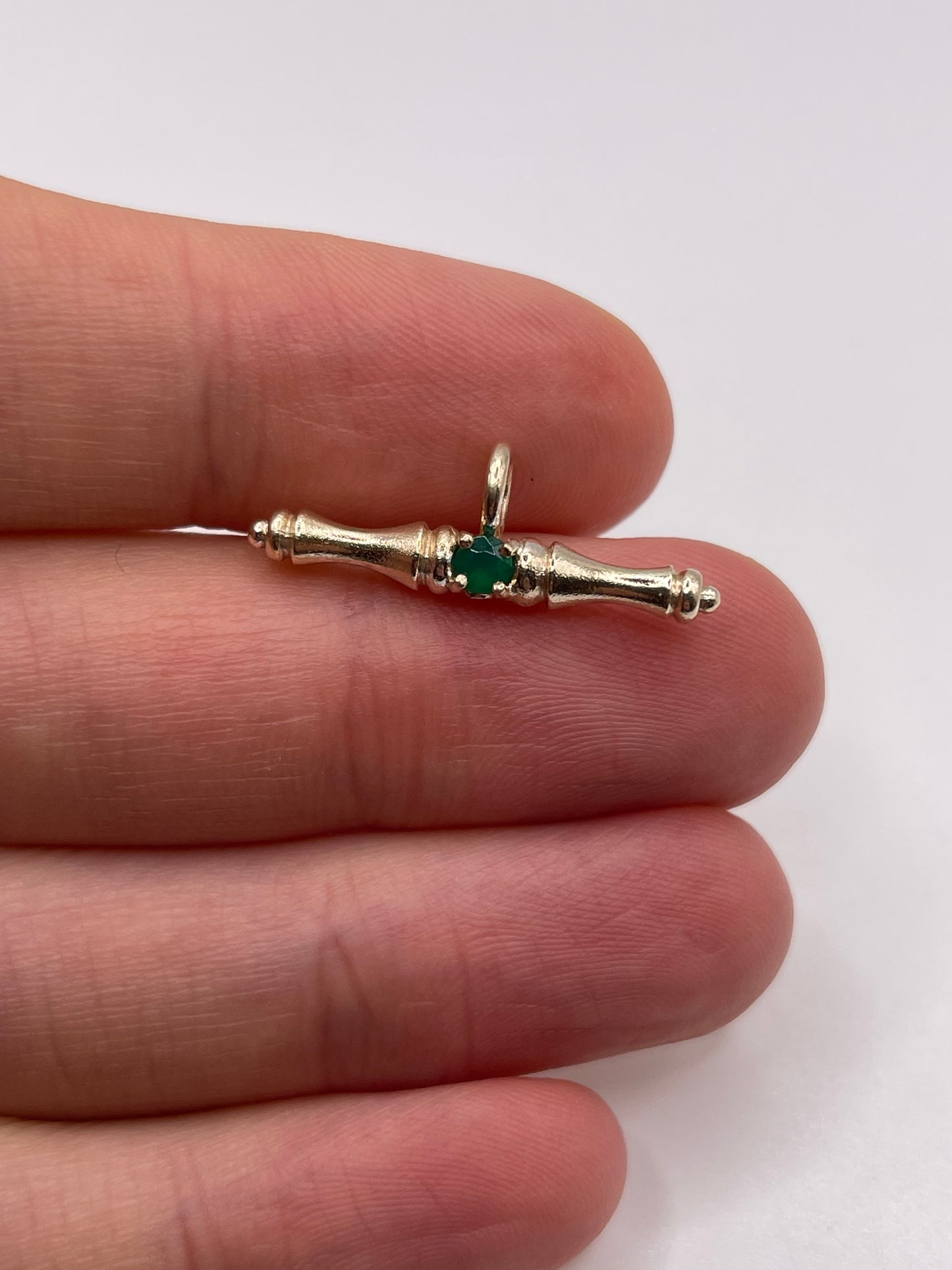 9ct gold green agate t bar pendant