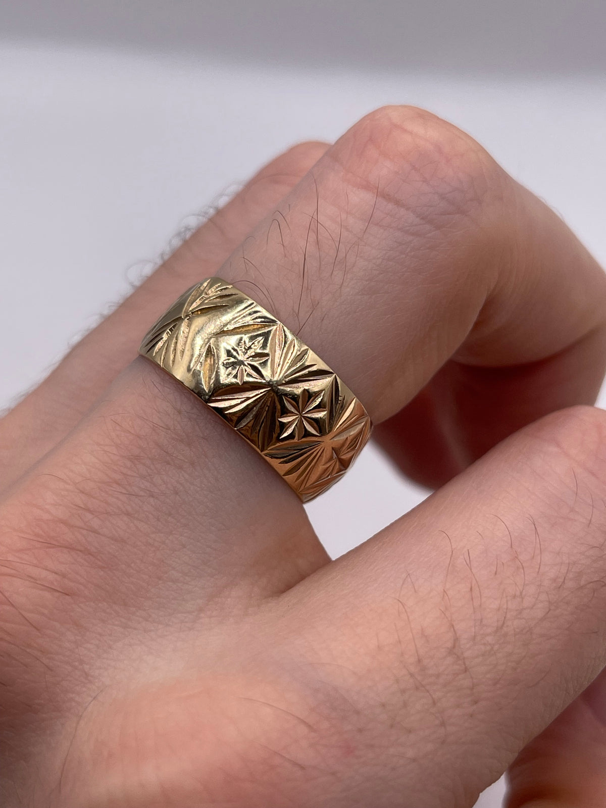 9ct gold patterned band