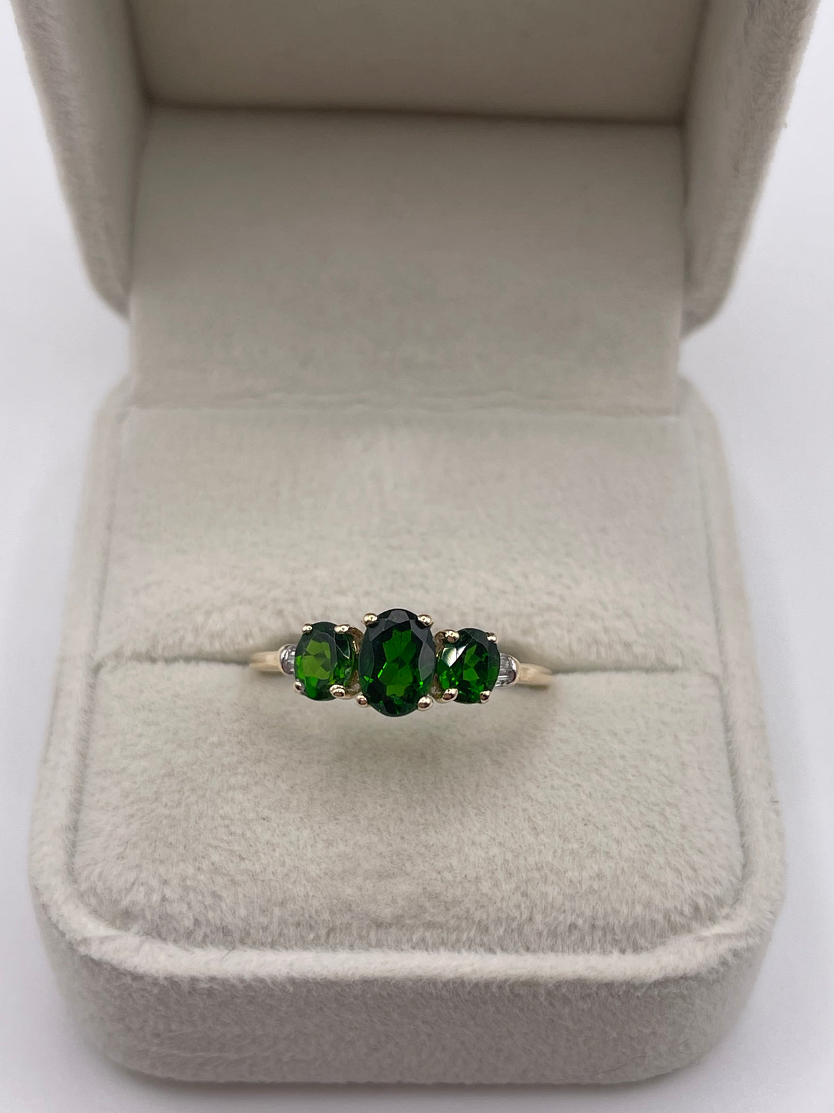 9ct gold diopside and diamond ring