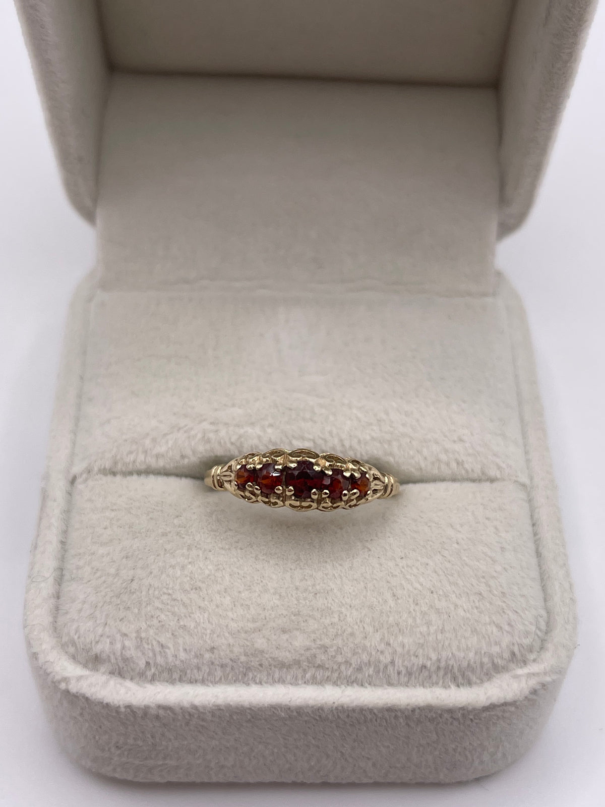 9ct gold garnet ring
