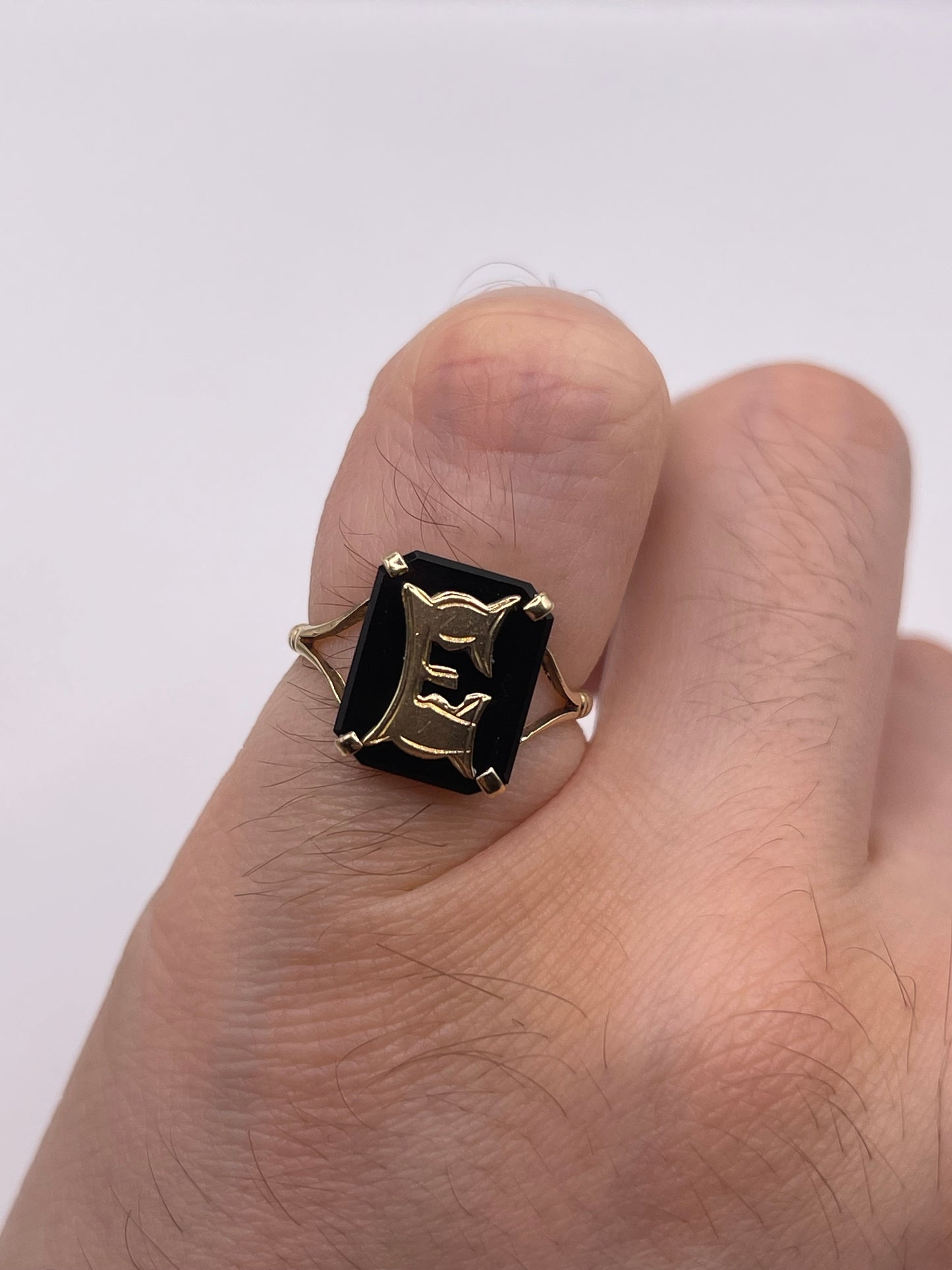 9ct gold onyx initial E ring