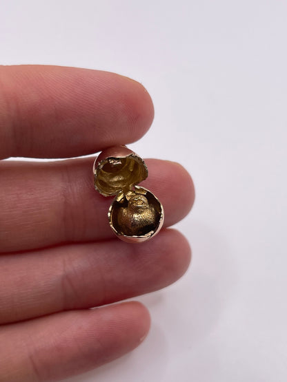 9ct gold chic in egg charm