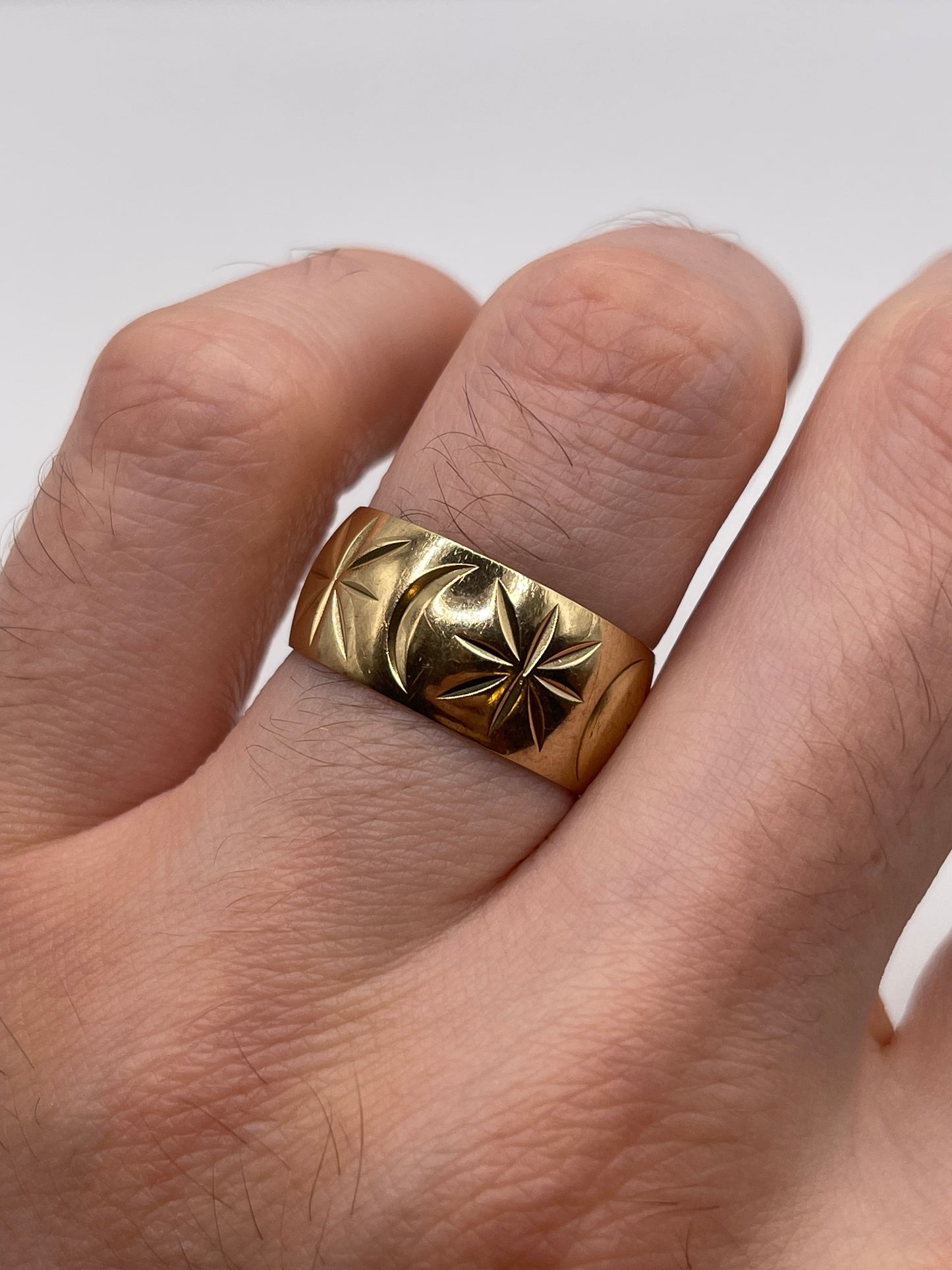 9ct gold patterned band