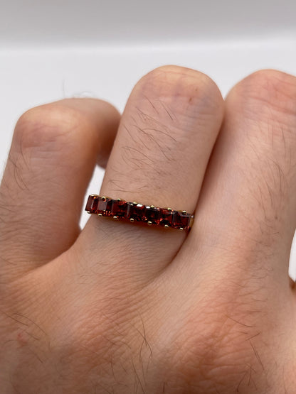 9ct gold garnet ring
