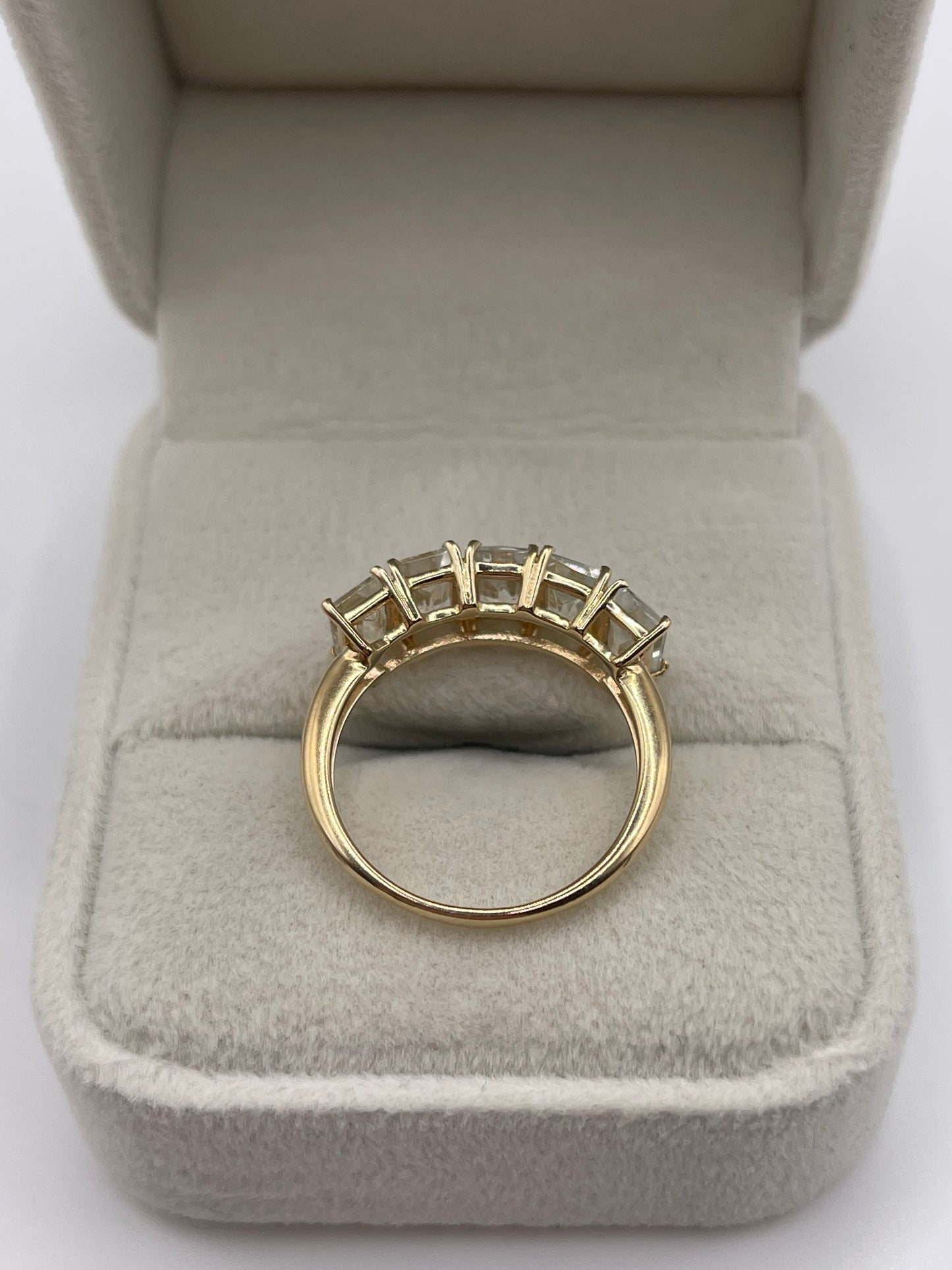 9ct gold quartz ring
