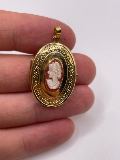 9ct gold cameo locket pendant