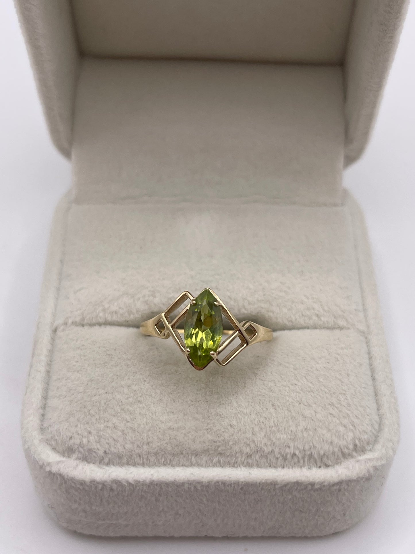 9ct gold peridot ring