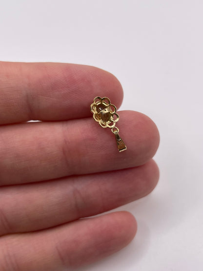 9ct gold quartz pendant