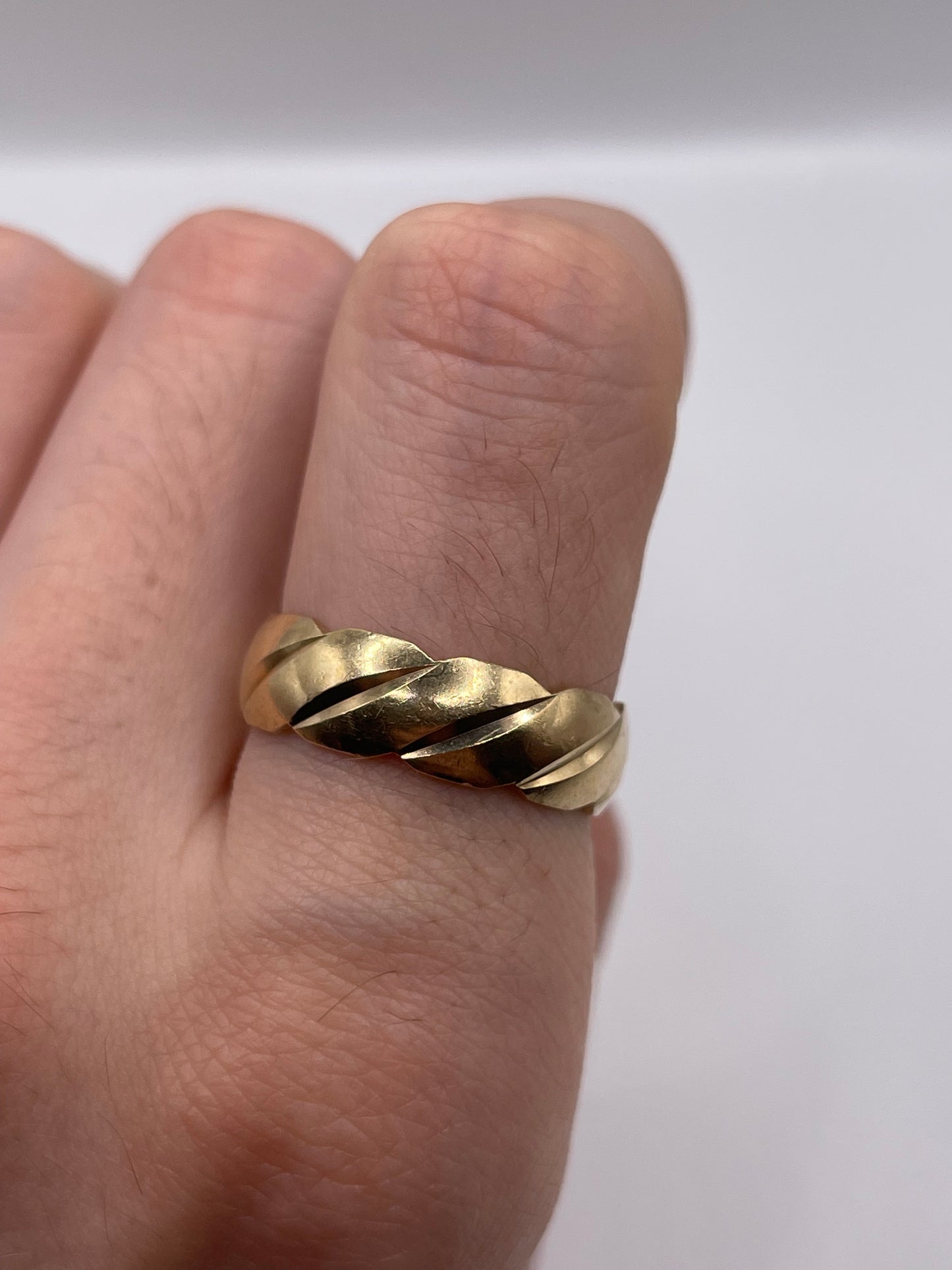 Heavy 9ct gold patterned band