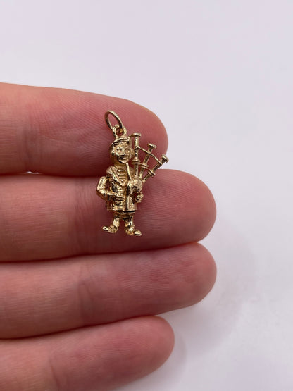 9ct gold bagpiper charm