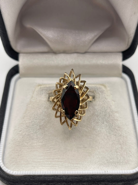 9ct gold garnet ring