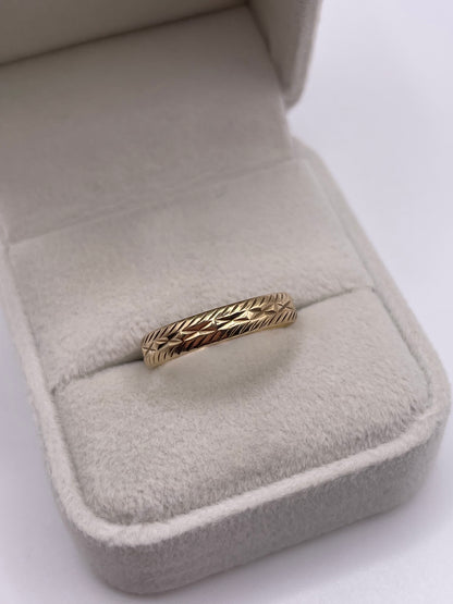 9ct gold patterned ring