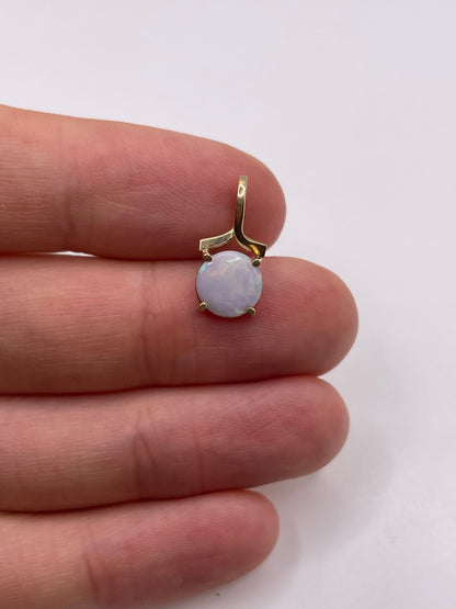 9ct gold opal pendant