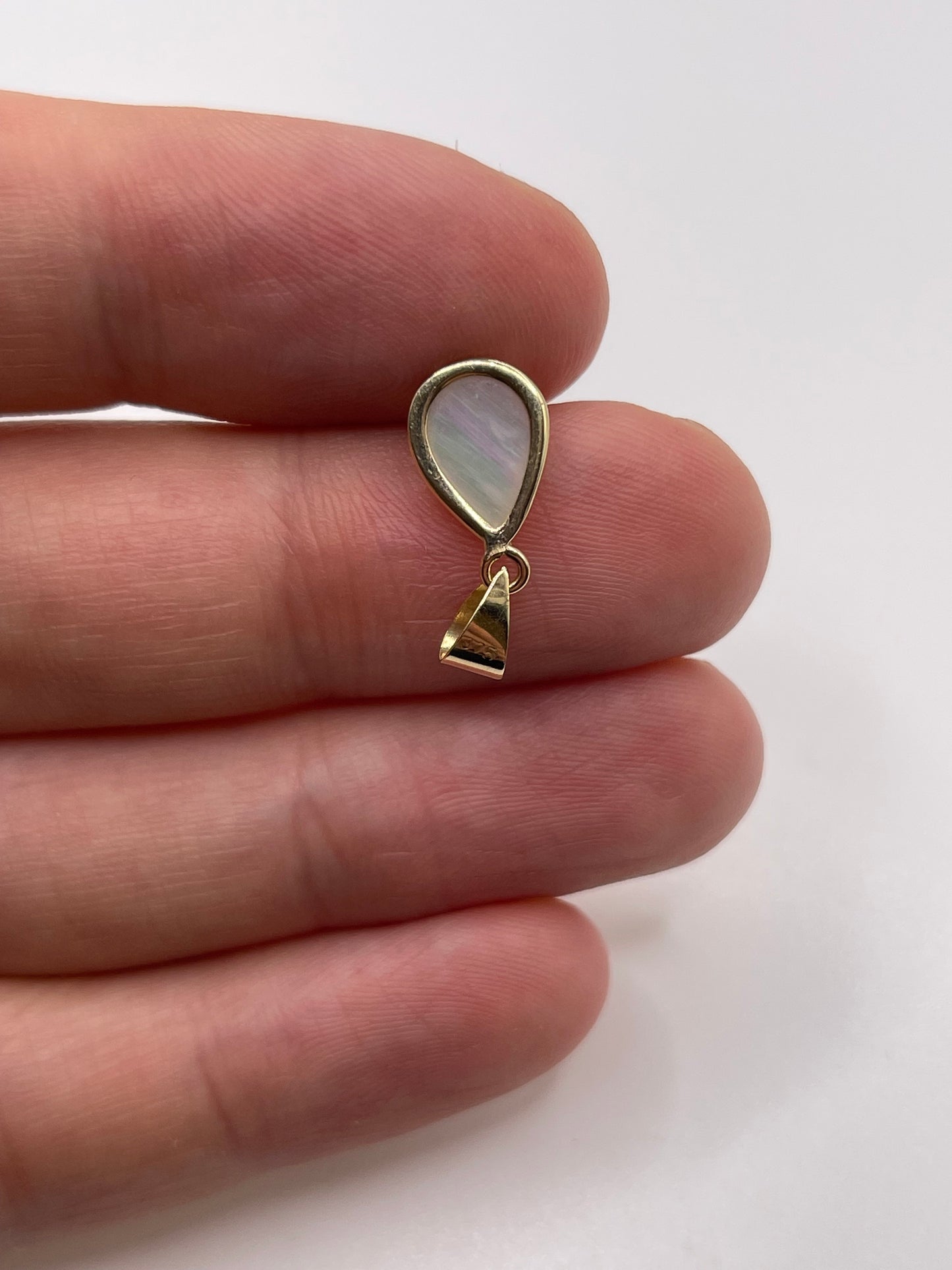 9ct gold mother of pearl pendant