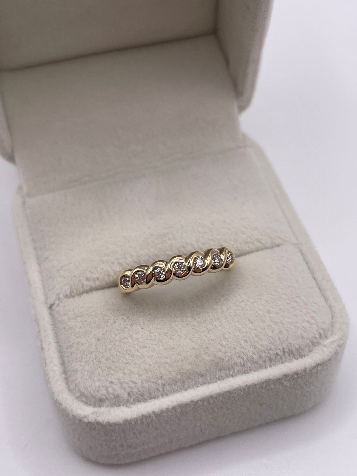 9ct gold diamond ring