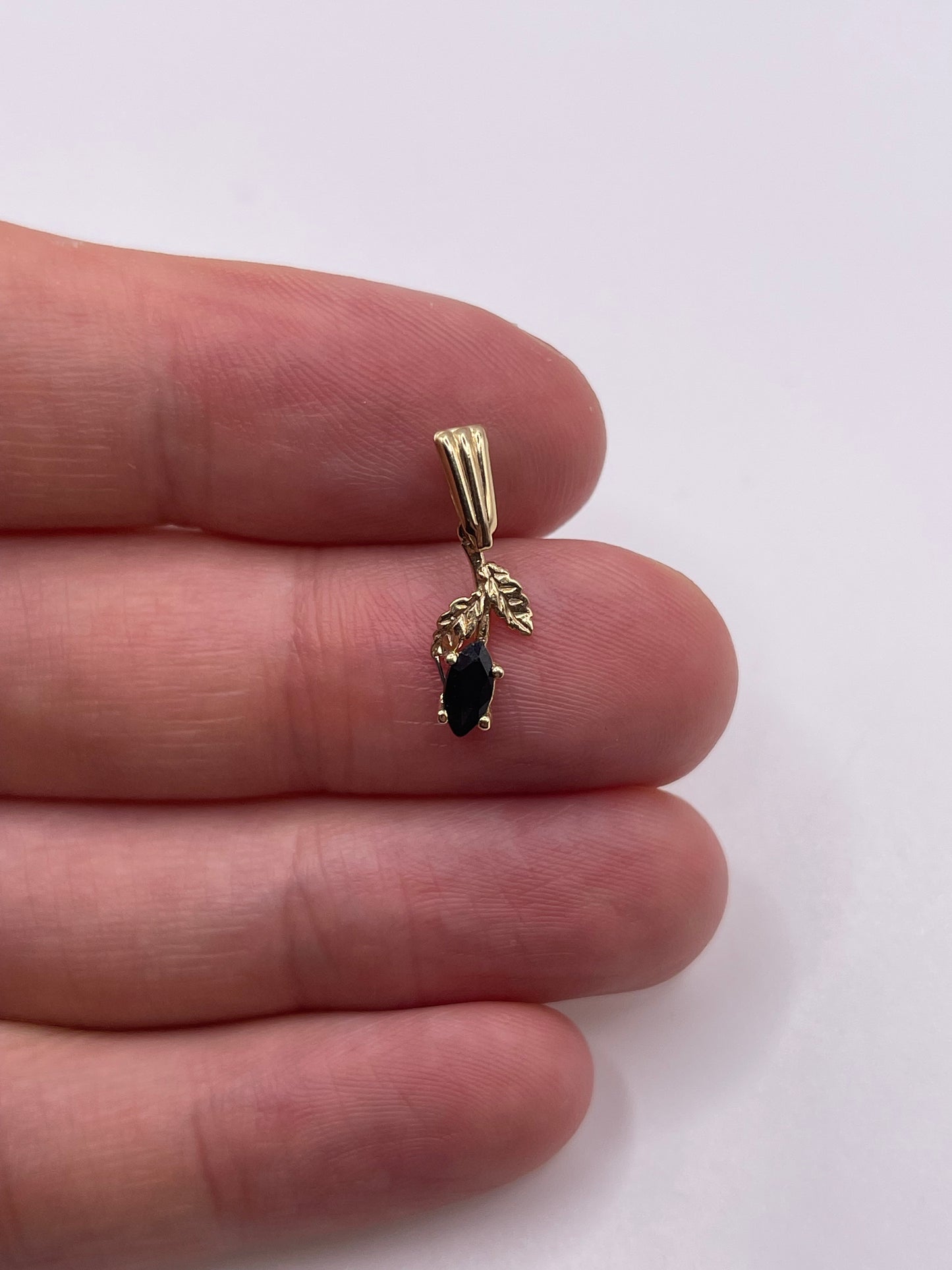 9ct gold sapphire pendant