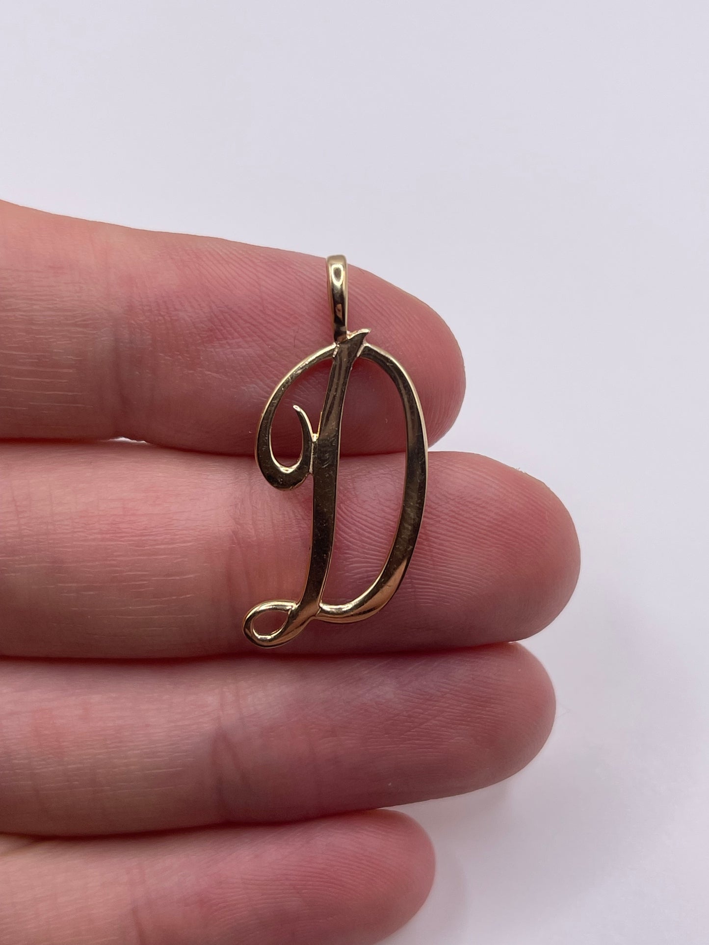 9ct gold initial D pendant