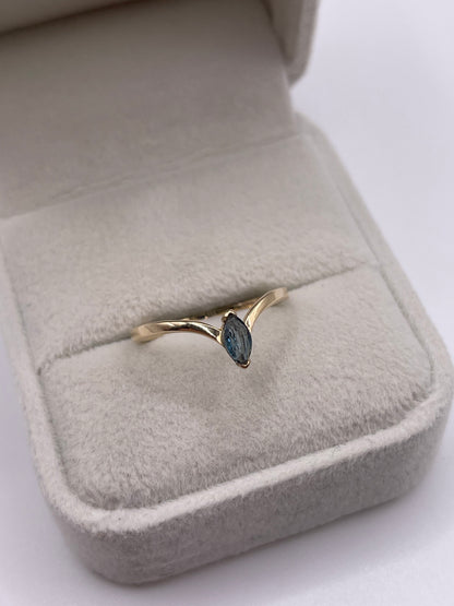 9ct gold topaz wishbone ring