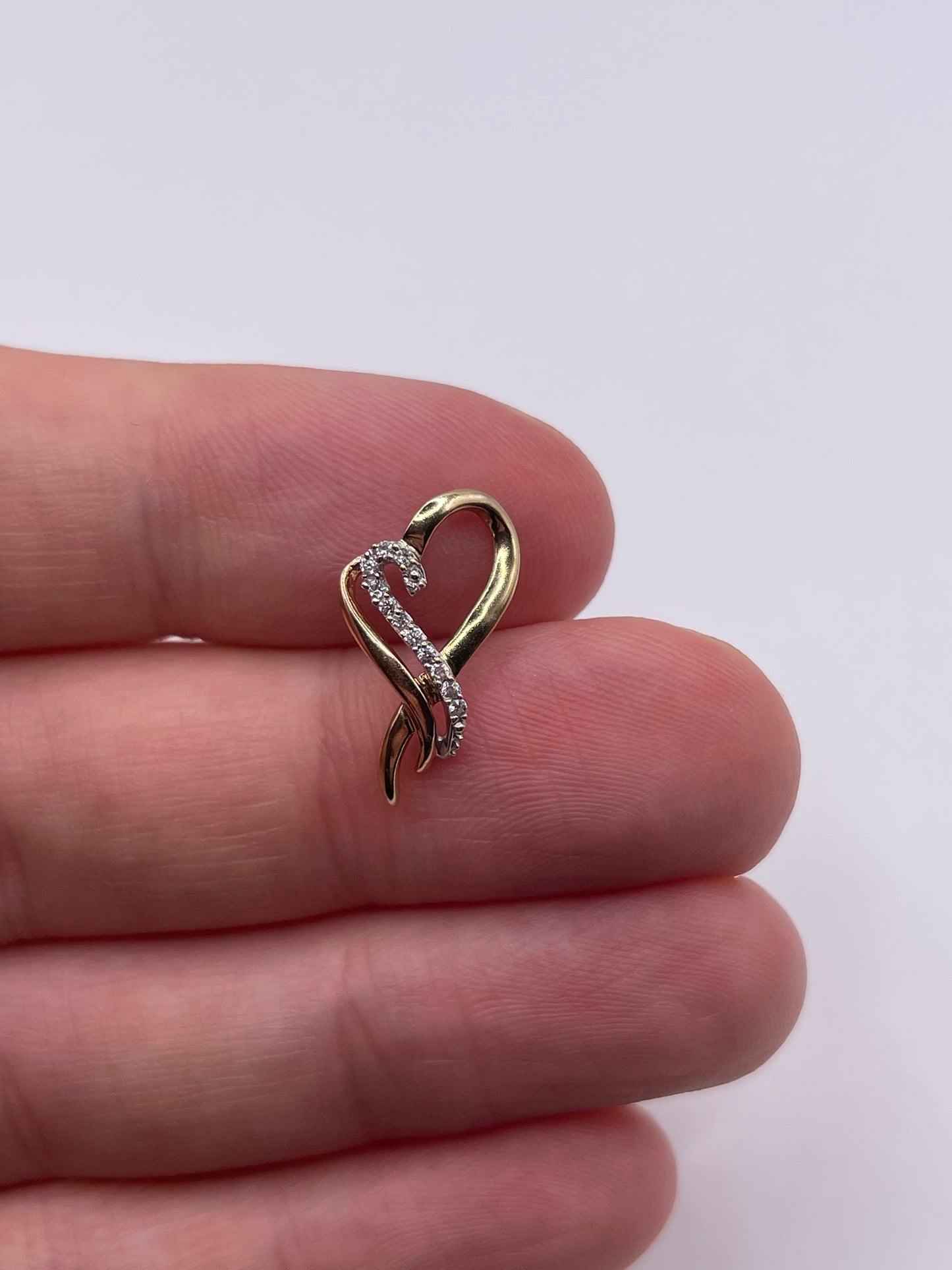 9ct gold cz heart pendant